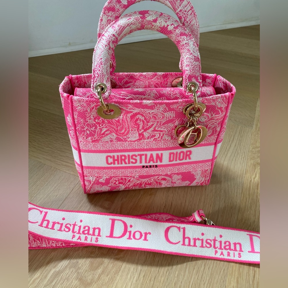 MEDIUM LADY D-LITE BAG
Pink Toile de Jouy Reverse Embroidery - Picture 9 of 14